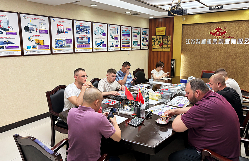 熱烈歡迎俄羅斯客戶(hù)蒞臨特威機(jī)床考察